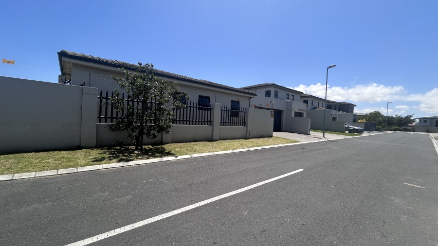 3 Bedroom Property for Sale in Parklands North Western Cape